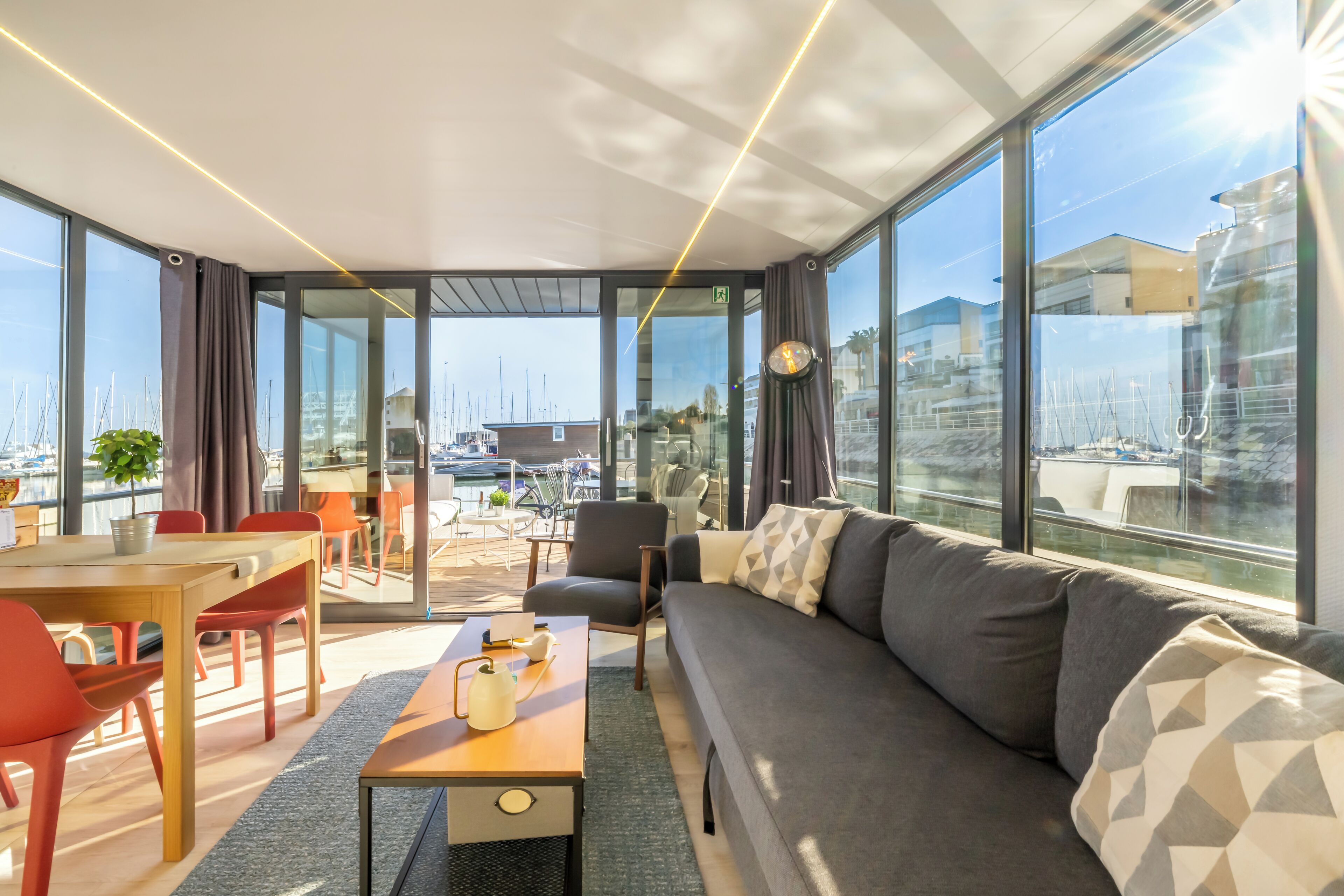 Casa rodante Grand, vista al mar | Área de sala de estar | Smart TV, Netflix, servicios de streaming y impresora 
