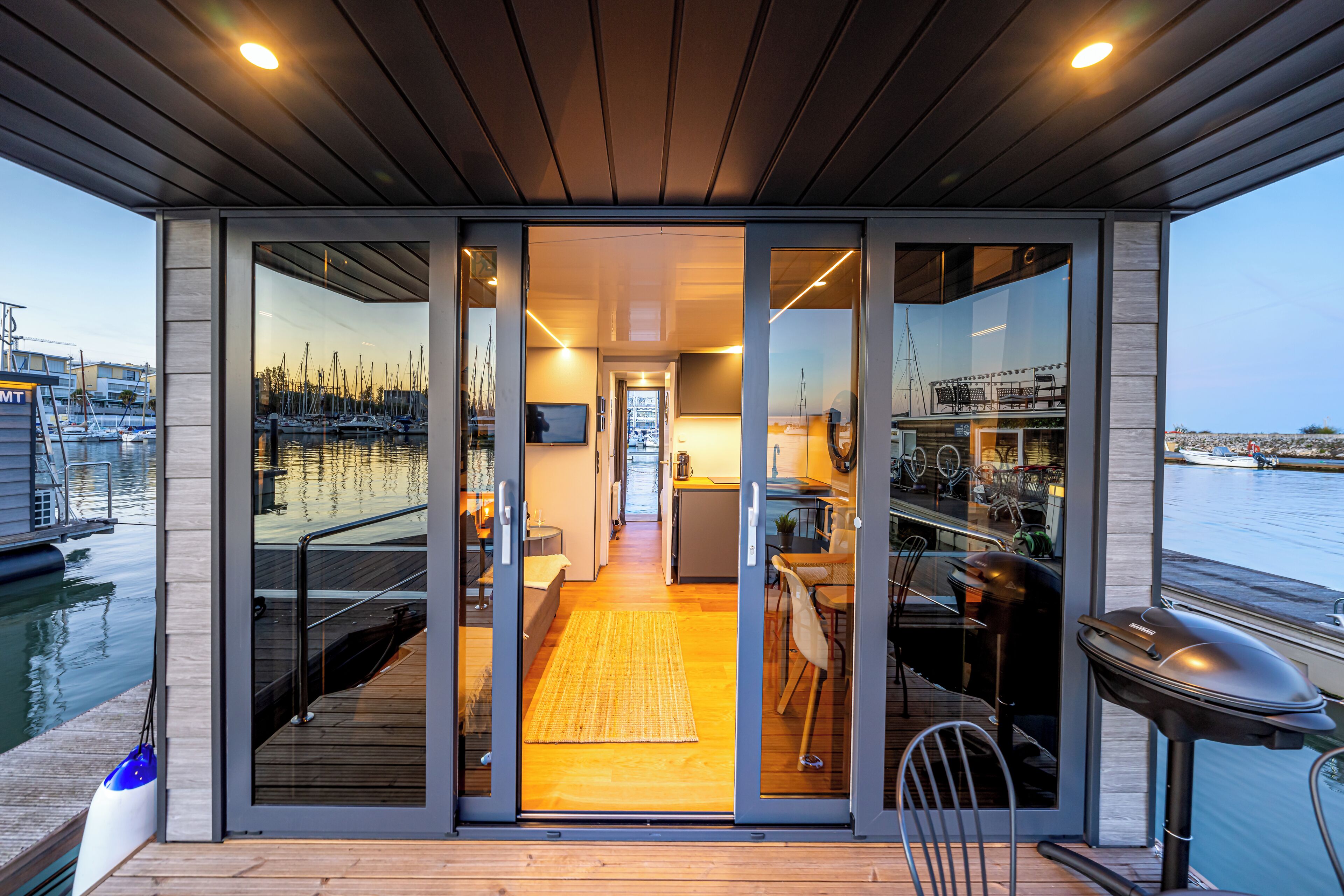 Luxury mobile home, balcony, sea views | 起居区 | 28-英寸智能电视（配备数码频道）、Netflix、流媒体服务