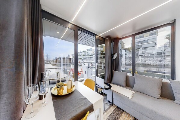 Comfort Mobile Home, Ocean View | Living area | 28-inch Smart TV with digital channels, Netflix, streaming services - The Homeboat Company Parque das Nações (Lisbon)