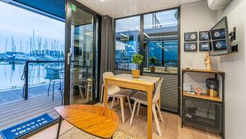 Een 28-inch smart-tv met digitale zenders, Netflix en streamingdiensten