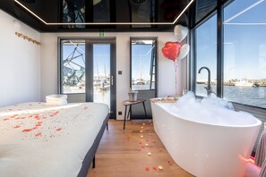 Romantic Mobile Home, Sea View | Egyptian cotton sheets, premium bedding, down comforters, minibar - The Homeboat Company Parque das Nações (Lisbon)