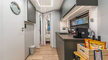 Mobile Home Deluxe, vue port | Cuisine privée | Réfrigérateur, micro-ondes