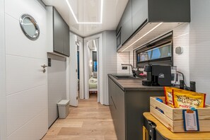 Deluxe Mobile Home, Harbour View | Private kitchen | Fridge, microwave - The Homeboat Company Parque das Nações (Lisbon)