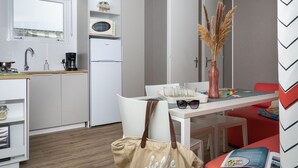 Coffee/tea maker, fridge, microwave - Spacious mobile home, terrace, 3 bedrooms in Saint-Hilaire-de-Riez (Saint-Hilaire-de-Riez)