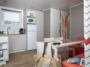 Fridge, microwave, coffee/tea maker - Spacious mobile home, terrace, 3 bedrooms in Saint-Hilaire-de-Riez (Saint-Hilaire-de-Riez)