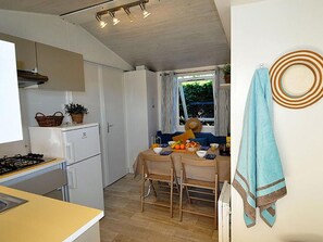 Kylskåp, mikrovågsugn, ugn och kaffe- och tebryggare