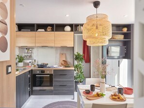 Mikroaaltouuni, astianpesukone, kahvin-/teenkeitin, leivänpaahdin