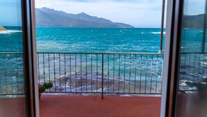 A balcony with a view of the ocean and mountains. - Apartment Gabbiana Elba Island (Portoferraio)