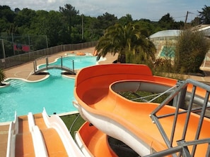En vandpark med flere vandrutsjebaner og en swimmingpool.