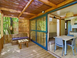 Outdoor dining - 37m² Chalet with Terrace in Lablachère (Lablachère)
