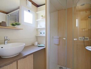 Bathroom - 37m² Chalet with Terrace in Lablachère (Lablachère)