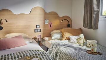 Un dormitorio con dos camas, cabecero de madera, lámparas de noche, mesitas de noche y una ventana con cortinas.