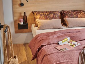 2 bedrooms, free WiFi - Mobile Home with Terrace in Hyères - 30m² for 4 People (Hyères)