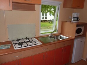 Fridge, microwave, coffee/tea maker - Mobile Home with Terrace and Equipped Kitchen in Neffes (Neffes)