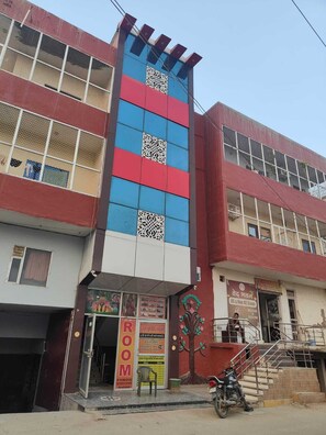 Front of property - Ramkrishna Bhawan Hotel (Mathura)