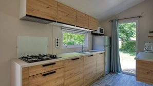 Kylskåp, mikrovågsugn, diskmaskin och brödrost