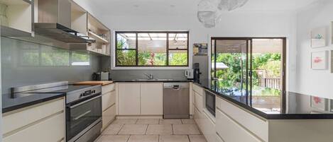 Refrigerador, microondas, horno, lavavajillas