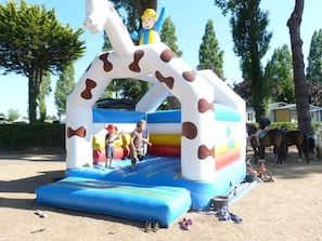 An inflatable play structure with a horse figure and a person in a cowboy hat. - Mobile home with terrace in Binic for 4 people (Binic)