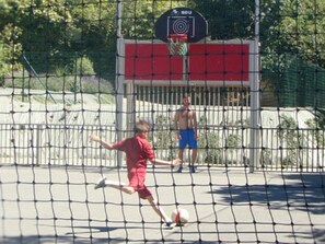 A basketball court with a net, a hoop, and a target on the backboard. - Mobile home with terrace in Binic for 4 people (Binic)