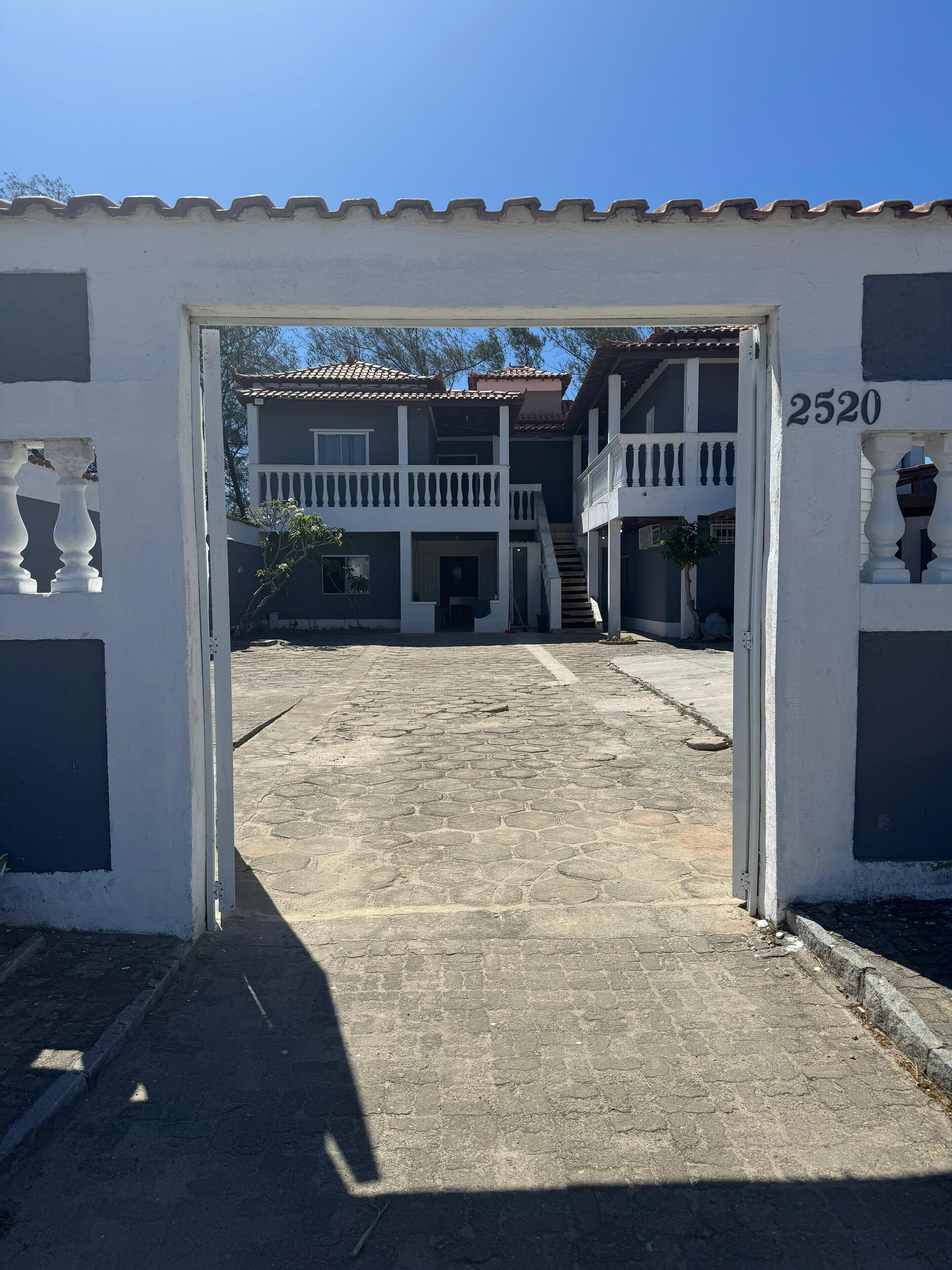 Vista frontal de la propiedad