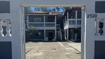 Vista frontal de la propiedad