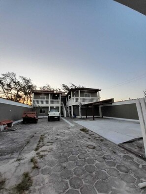 Self-parking (surcharge) 40 per night - Pousada Villa Mirage (Cabo Frio)