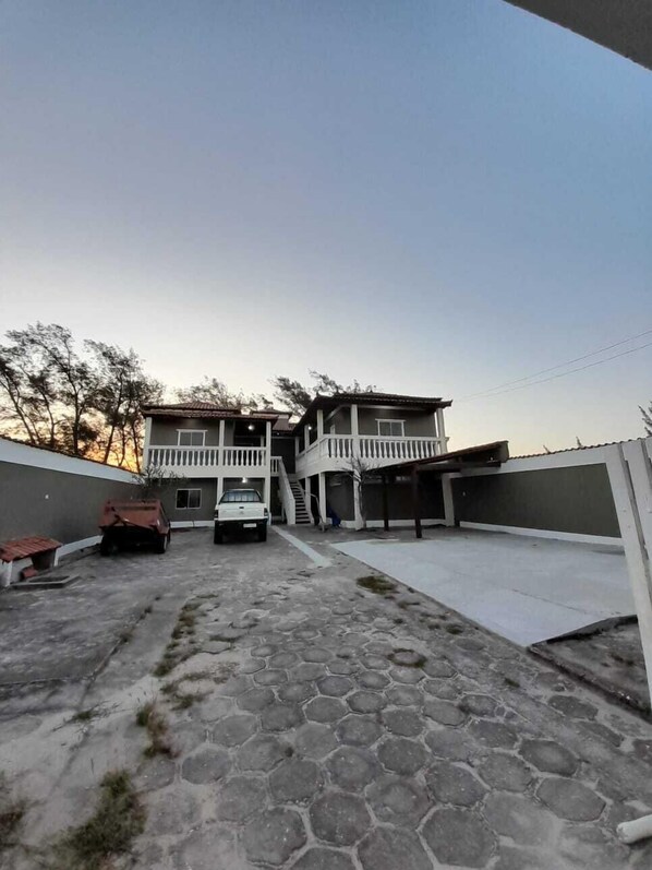 Self parking (BRL 40 per night) - Pousada Villa Mirage (Cabo Frio)