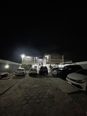 Estacionamento sem manobrista (sujeito a cobrança): BRL 40 por diária