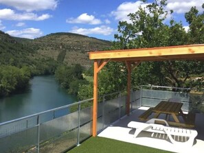 Outdoor dining - 32m² Mobile Home with Terrace at Camping De La Cascade, 3 Bedrooms for 6 People (Saint-Rome-de-Tarn)
