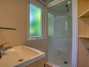 Bathroom - Mobile home for 6 with wheelchair access (Groléjac)