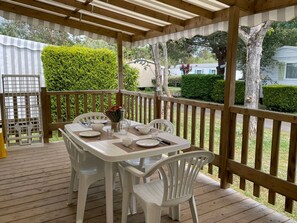 Outdoor dining - Mobile Home with Terrace in Saint-Pierre-d'Oléron (Saint-Pierre-d'Oléron)