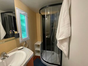 Bathroom - Mobile Home with Terrace in Saint-Pierre-d'Oléron (Saint-Pierre-d'Oléron)
