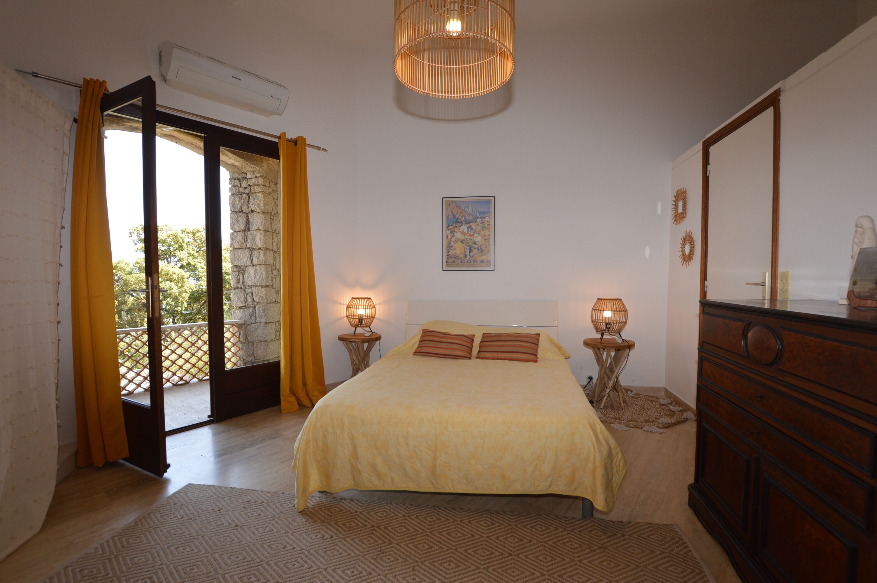 Een strijkplank/strijkijzer, wifi, beddengoed