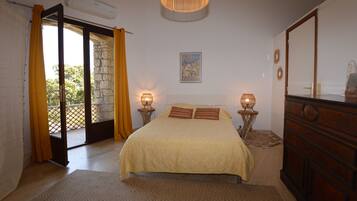 Een strijkplank/strijkijzer, wifi, beddengoed