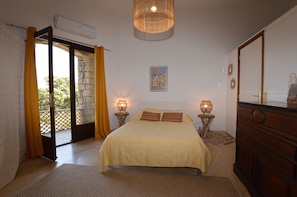 Tabla de planchar con plancha, wifi y ropa de cama