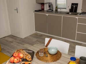 Fridge, microwave, dishwasher, coffee/tea maker - Mobile home in Saint-Jean-de-Monts with terrace (Saint-Jean-de-Monts)