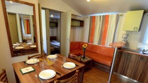 Dining - Mobile Home with Terrace - 3 Bedrooms, Sleeps 6 (Saint-Rome-de-Tarn)