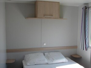 2 bedrooms, free WiFi - Mobile home with terrace for 4 people (Saint-Boil)