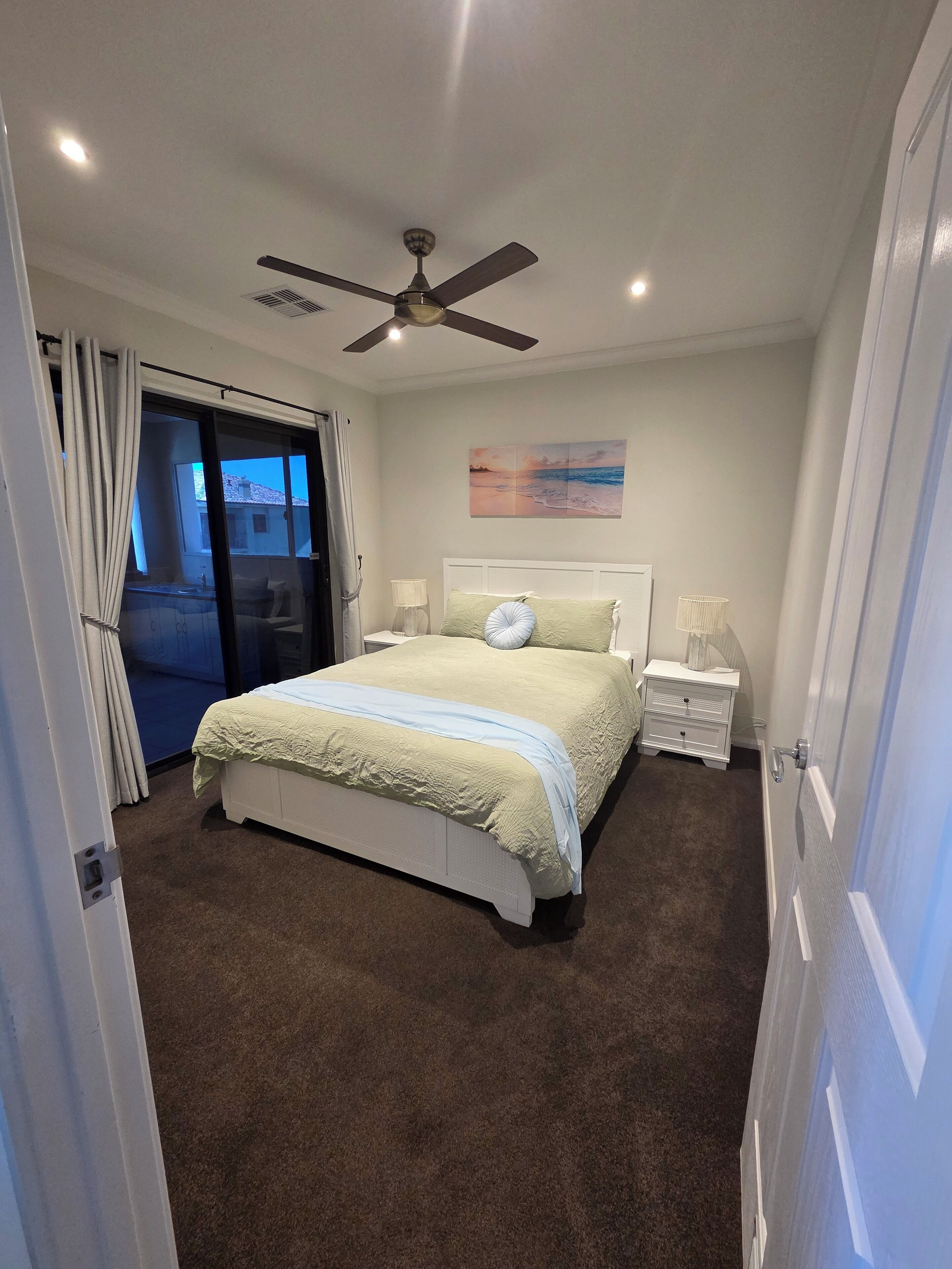 セーフティボックス (室内)、アイロン / アイロン台、WiFi (無料)、ベッドシーツ