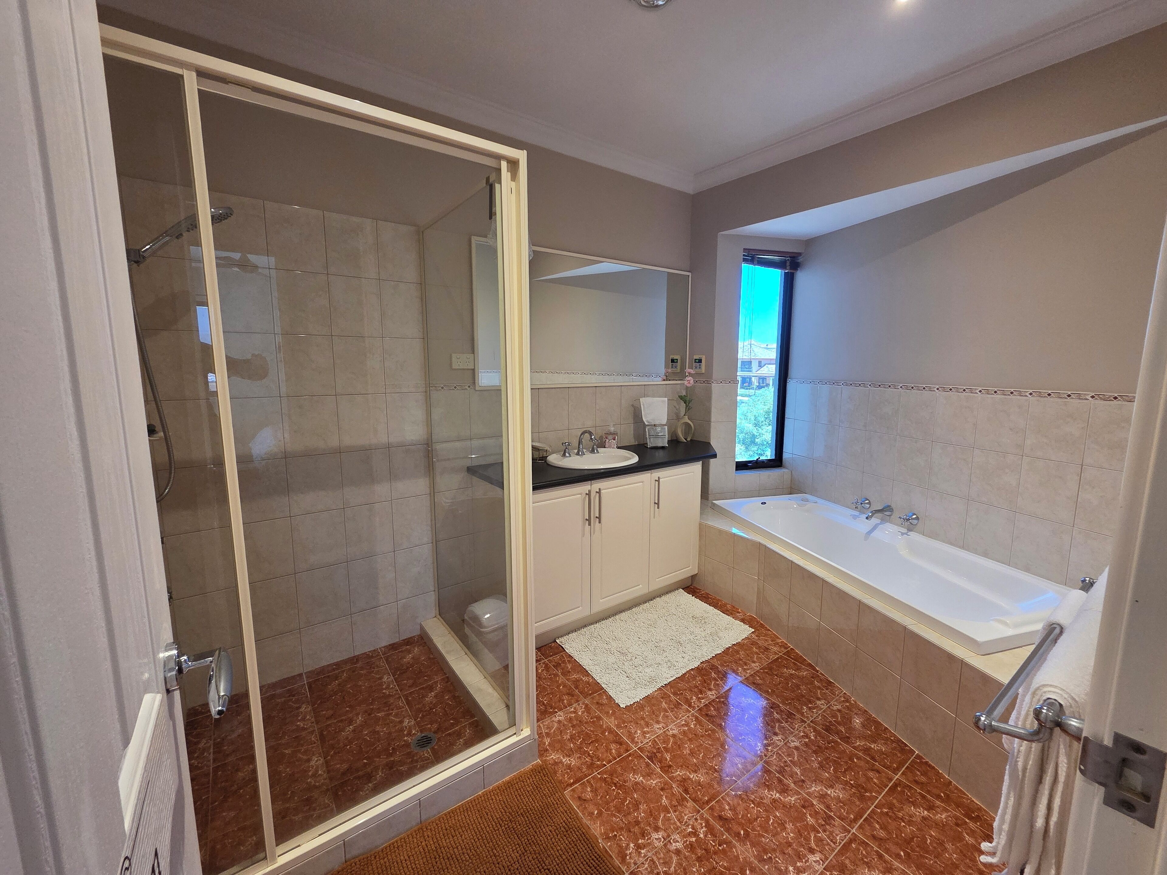 シャワー、ジェットバス、ヘアドライヤー、タオル