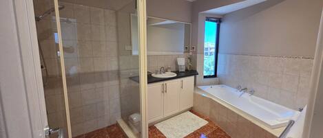 Een douche, een bubbelbad, een haardroger, handdoeken