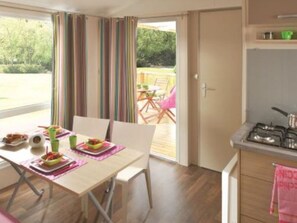 Dining - Mobile Home in Saint-Lunaire with Terrace and Equipped Kitchen (Saint-Lunaire)
