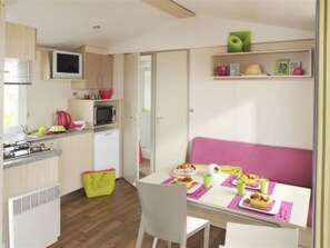 Dining - Mobile Home in Saint-Lunaire with Terrace and Equipped Kitchen (Saint-Lunaire)