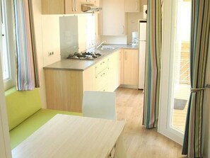 Microwave, coffee/tea maker - Spacious mobile home with terrace in Luynes for 7 people (Luynes)