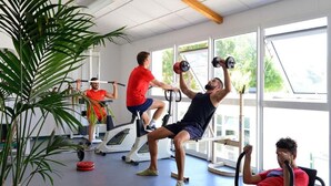 A gym with exercise equipment, large windows, and indoor plants. - Cozy chalet with terrace in Saint-Jean-de-Monts (Saint-Jean-de-Monts)