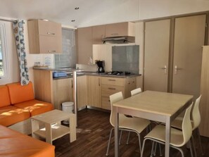 Interior - Comfortable mobile home with terrace at Neffes campsite (Neffes)
