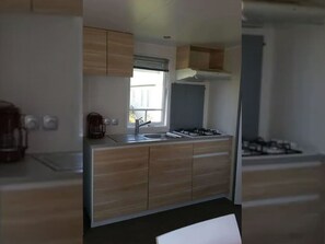 Kühlschrank, Mikrowelle, Wasserkocher mit Kaffee-/Teezubehör, Toaster