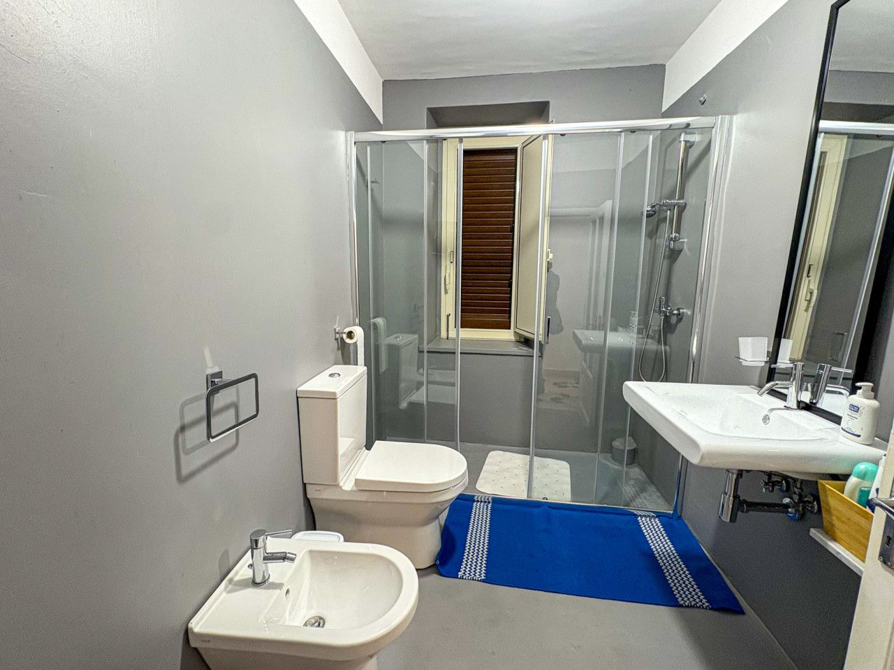 Ein kleines Badezimmer mit Toilette, Bidet und Waschbecken.
