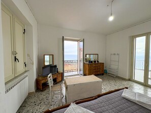 Escritorio, wifi y ropa de cama 