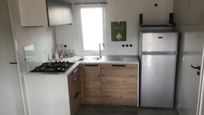 Wasserkocher mit Kaffee-/Teezubehör, Kühlschrank, Mikrowelle